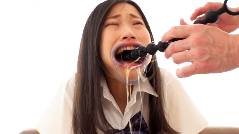 「【夏花】制服美少女が拘束イラマチオで激しい嘔吐調教される過激プレイ動画」のサムネイル