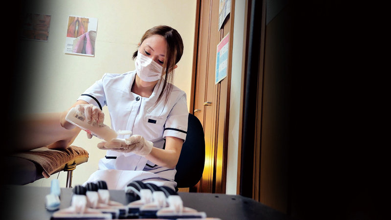 「【巨乳痴女】様々な職業のセクシー美女が誘惑する濃厚中出しプレイ動画集」のサンプル画像1枚目