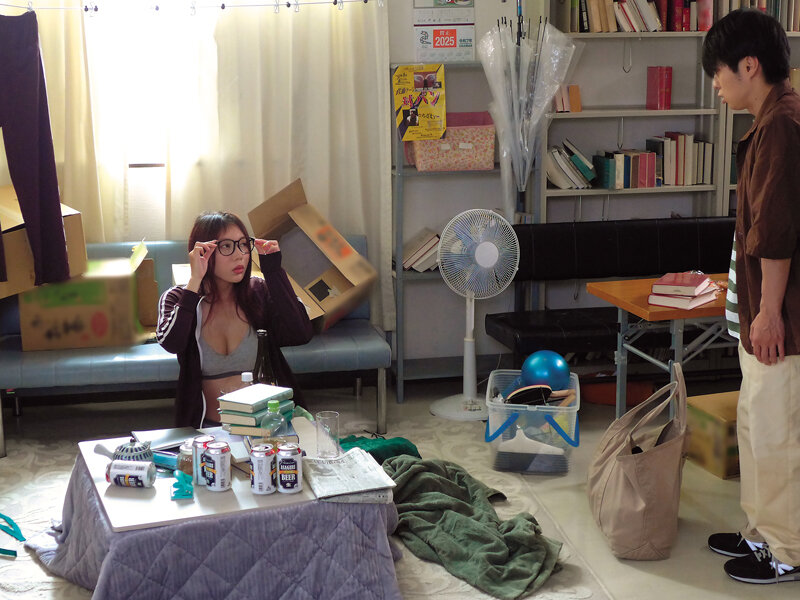 「【安位薫】巨乳めがね先輩と汗だく騎乗位&パイズリで中出し!熱気ムンムンの部室で濃厚セックス」のサンプル画像1枚目