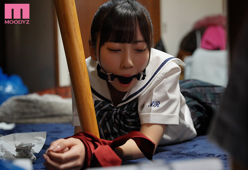 「七沢みあが監禁されイラマチオ＆失禁！美少女が汗だく調教される3日間の記録」のサムネイル