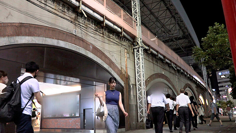 「【素人人妻】巨乳美人妻がTバック姿で魅せる大胆プレイ｜欲求不満な主婦の本気セックス」のサンプル画像2枚目