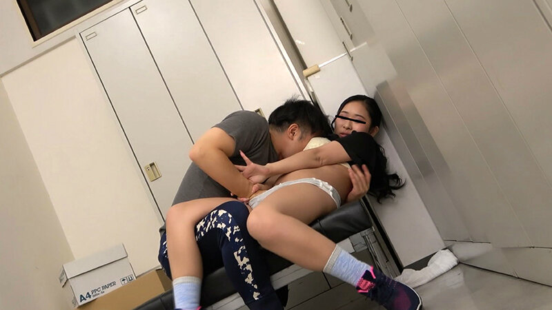 「【素人】巨尻ジム女子に中出し!ロッカーで局部アップ濃厚SEX【白目絶頂】」のサンプル画像2枚目