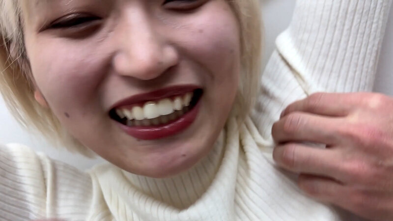 「【素人ナンパ】美容部員のお姉さんにくすぐり体験！街角で声をかけた美人はるのちゃんの反応が可愛すぎる」のサンプル画像4枚目