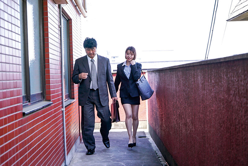 「入田真綾 巨乳叔母さんとの禁断NTR中出し3P!憧れのタイトスカート美女と秘密の関係」のサンプル画像2枚目