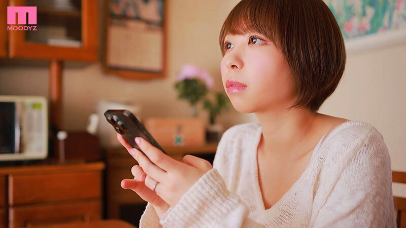 「宍戸里帆が魅せる巨乳人妻の3P・4P辱めプレイ！敏感乳首でガニ股絶頂する熟女妻」のサンプル画像1枚目