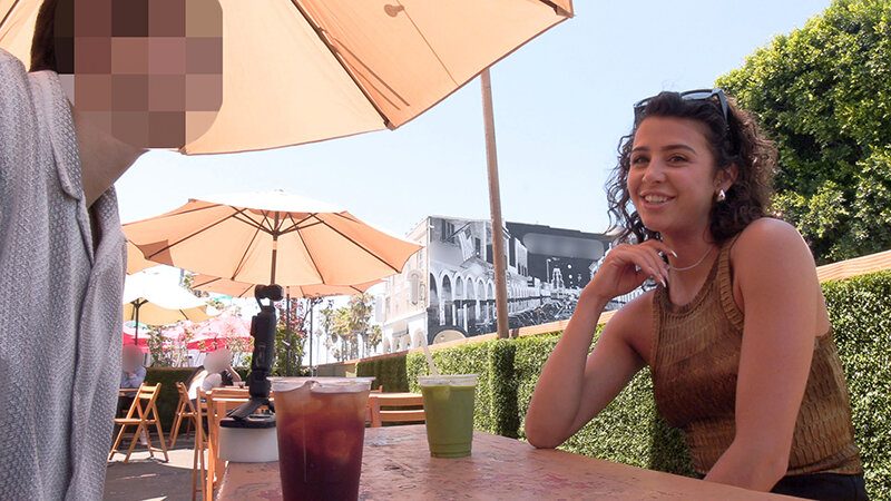 「【素人ナンパ】ベニスビーチで出会った巨乳ラテン美女と情熱セックス｜白人美脚ギャルとの濃厚プレイ」のサンプル画像5枚目