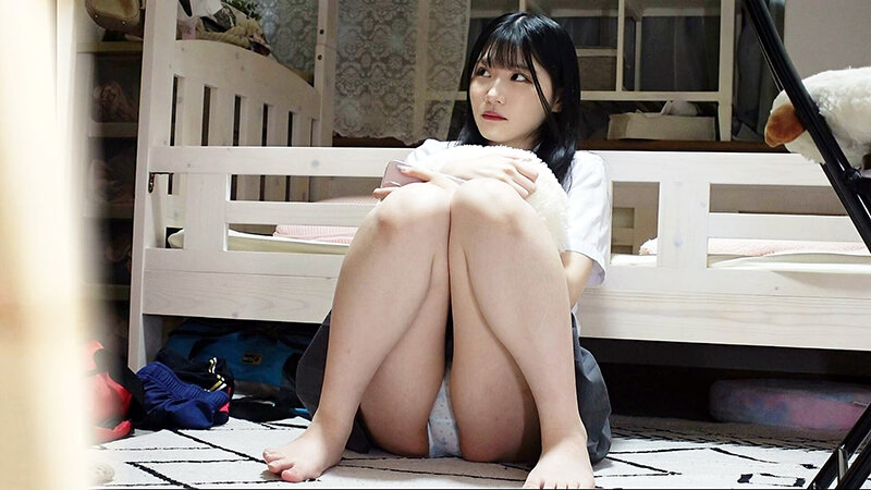 「素人女子校生の覚えたてオナニー盗撮！制服姿の色白美少女が恥じらい指マンで感じる一人エッチ」のサンプル画像3枚目