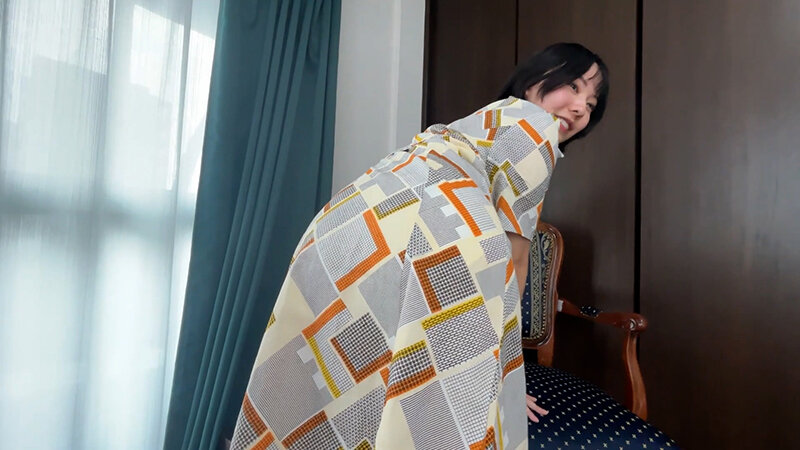 「【素人ナンパ】美人お姉さんコーヒースタンド店員まりちゃんに街角で声かけ恥じらいアナル観察」のサンプル画像2枚目