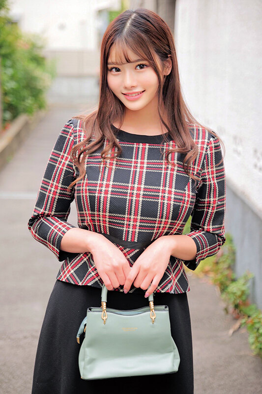 「巨乳美容部員が童貞君に濃厚キス＆騎乗位で筆おろし中出しSEX【素人】」のサンプル画像1枚目