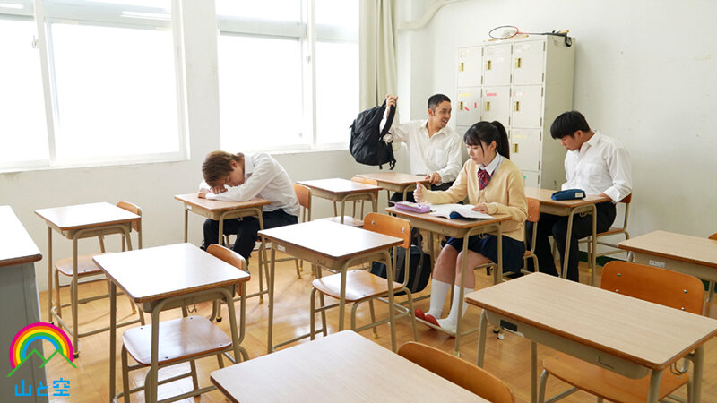 「皆月ひかる 敏感乳首責めで我慢できず放尿お漏らし!小柄な女子校生が恥ずかしい失禁プレイ」のサムネイル