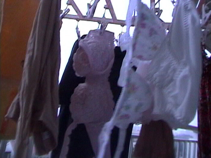 「【素人盗撮】本物女性宅侵入ボディカメラで下着物色体験！リアル潜入フェチ映像第2弾」のサンプル画像7枚目