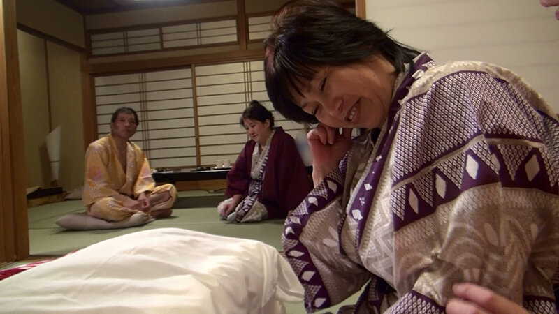 「60代熟女お婆ちゃんの和服姿で乱交プレイ！昭和の極上熟女たちが魅せる濃厚SEX12選」のサムネイル