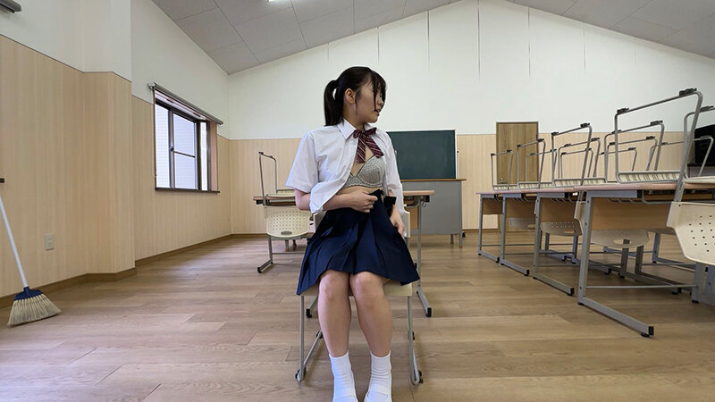 「【素人】制服女子校生の野外露出プレイ！優等生JKが羞恥の全裸露出で辱められる」のサムネイル