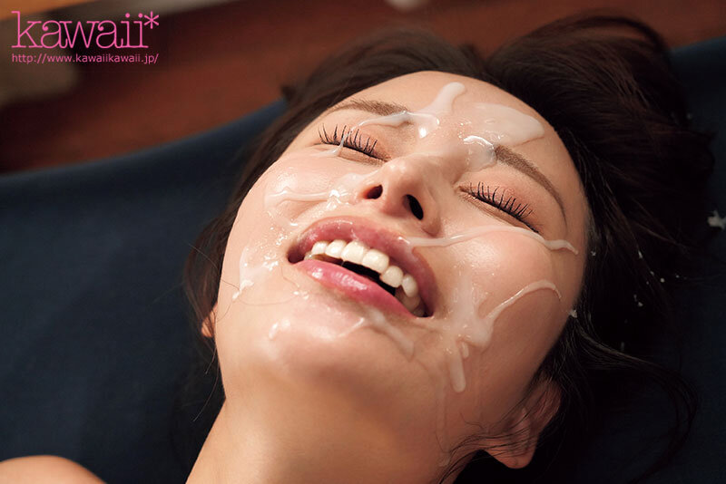 「ひなたなつ・伊藤舞雪ら美少女24人が制服姿で大量顔射157発！スレンダー女優の顔にザーメンぶっかけ」のサンプル画像4枚目