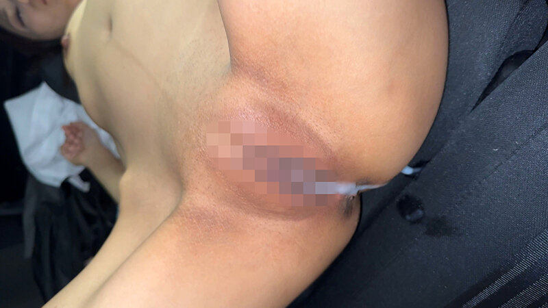 「パイパンOL新入社員がカーセックスで激しくアクメ！中出しされる言いなり業務中プレイ」のサンプル画像20枚目