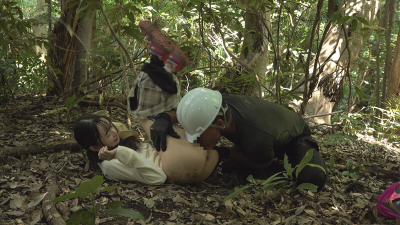 「美少女・望月つぼみが野外露出でイラマチオ＆中出し！森の中で見つけた全裸少女との禁断プレイ」のサンプル画像4枚目