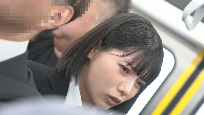 「【素人OL】神乳美女が電車で痴漢被害!巨乳を弄ばれ感じてしまうリクルートスーツ女子の受難」のサムネイル