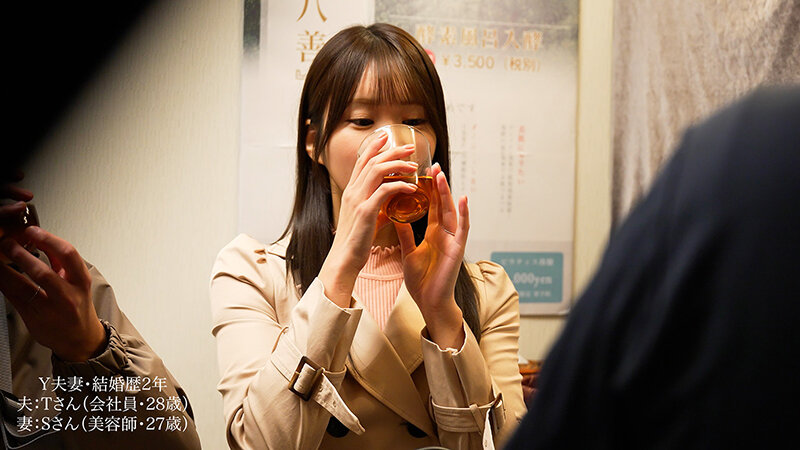 「【人妻NTR】潮吹き×バイブ責めで声我慢!砂風呂拘束マッサージで連続アクメする美尻妻の寝取られ動画」のサンプル画像1枚目