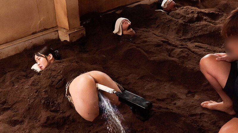 「【人妻NTR】潮吹き×バイブ責めで声我慢!砂風呂拘束マッサージで連続アクメする美尻妻の寝取られ動画」のサンプル画像3枚目