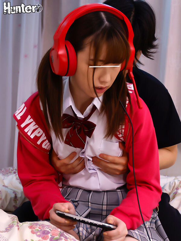 「お尻を突き出しサイレントおねだり!ゲームに夢中でボクの話を無視するゲーマー妹。頭にきて妹のチクビを触ったけど無視!でも実は感じていたらしく…」のサンプル画像4枚目