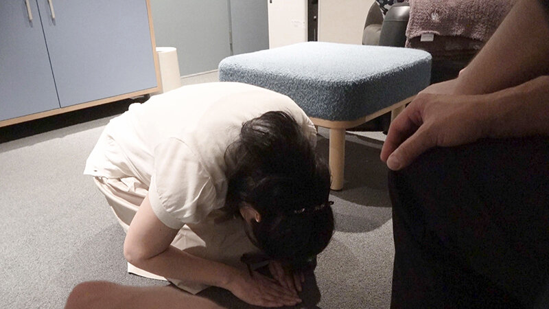 「【素人人妻】清楚系美人奥様が3P・SMプレイでごっくん体験！ムッツリ妻の秘密の応募動画」のサンプル画像4枚目