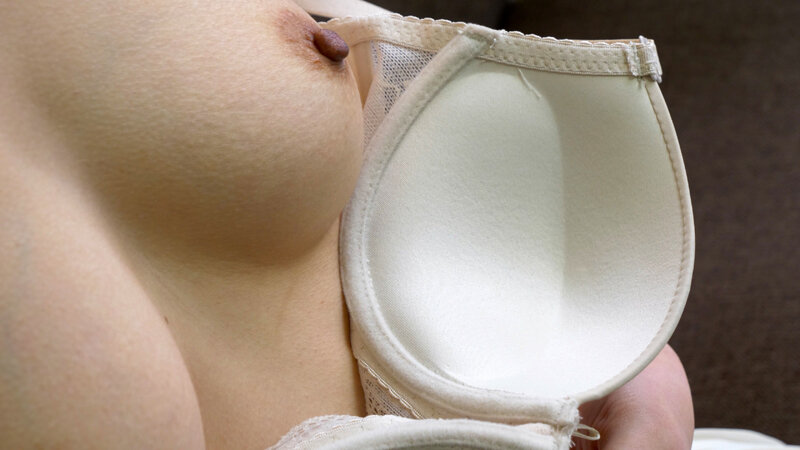 「【人気女優】ブラジャーになりたい願望全開！胸元密着フェチプレイ【着衣エロ動画】」のサンプル画像15枚目