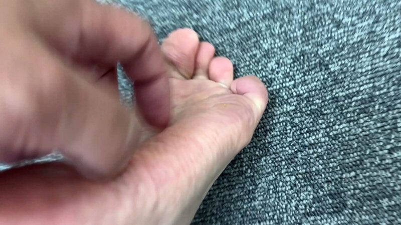 「【素人ナンパ】お姉さん系美女ゆうかちゃんに街角で声かけ！製造業事務OLのくすぐり体験動画」のサンプル画像17枚目