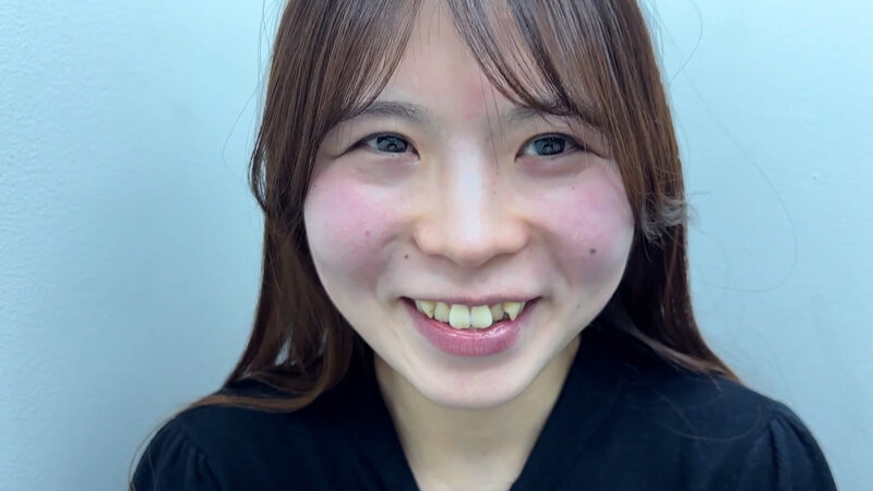 「【素人ナンパ】お姉さん系美女ゆうかちゃんに街角で声かけ！製造業事務OLのくすぐり体験動画」のサンプル画像4枚目