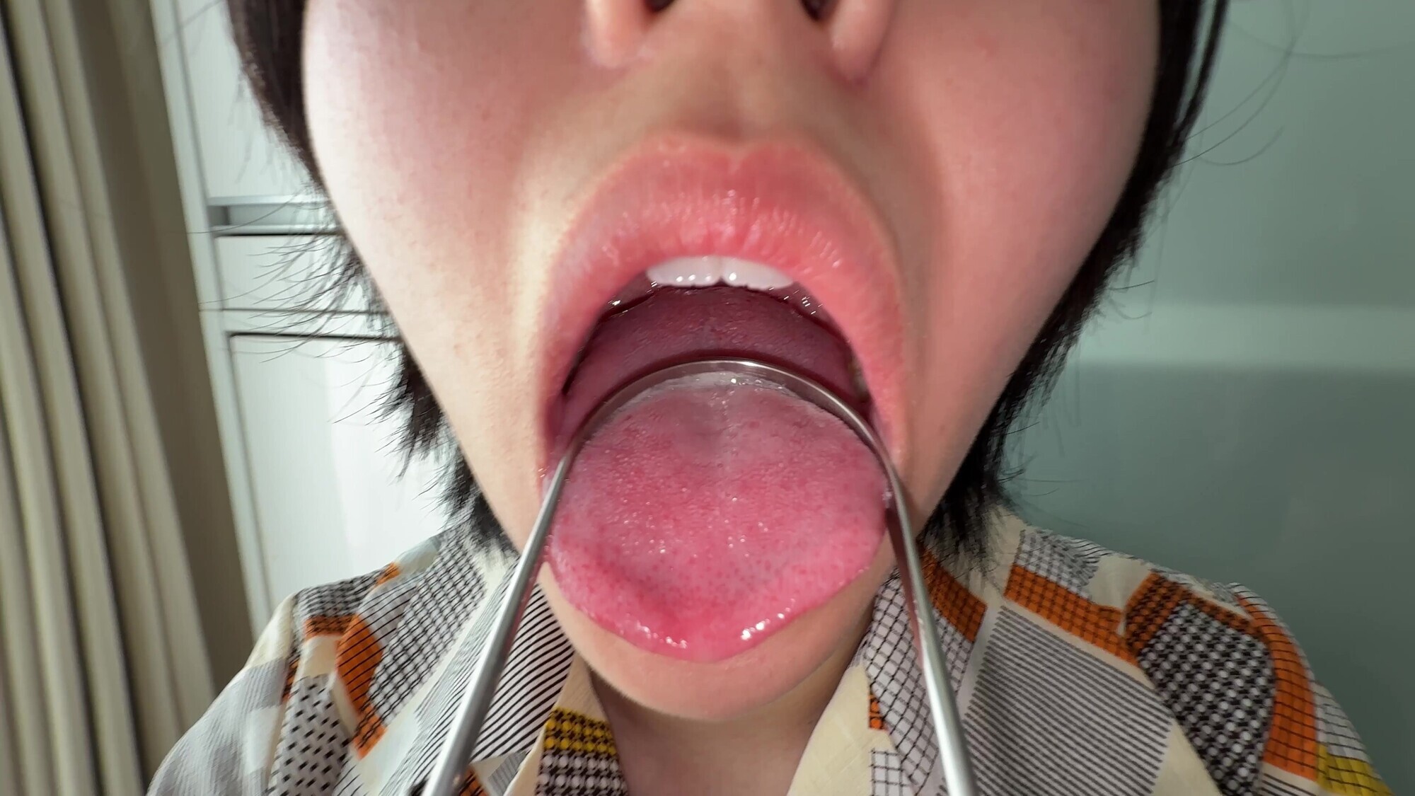 「【個人撮影】加護まりの舌ブラシで「汚舌苔」採取」のサンプル画像13枚目