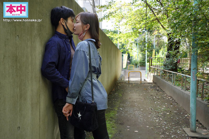 「美谷朱里が痴女全開で密着デート！スレンダー美女のキス責めから中出しまで堪能」のサンプル画像1枚目