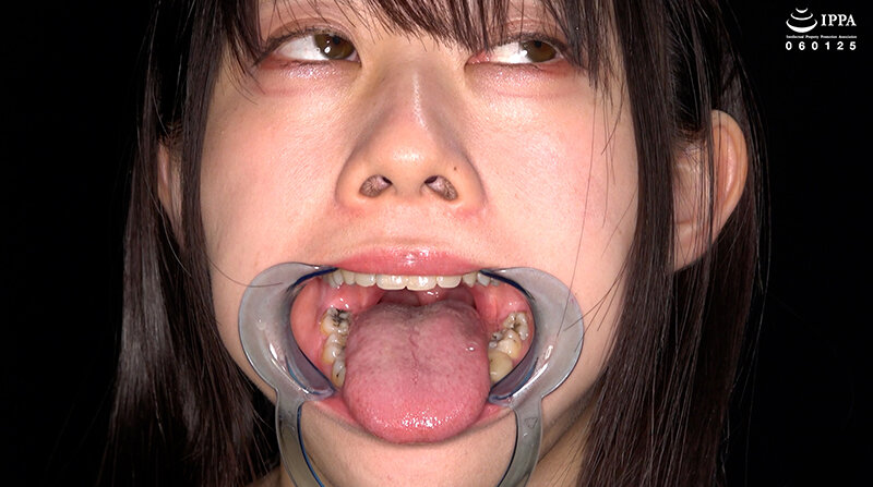 「【甘井くるみ】口内観察・歯・のどちんこ接写＆咀嚼プレイ【フェチ動画】貴重映像で魅せる巨大女の世界」のサンプル画像5枚目