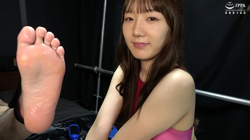 「横峯めぐのM男くすぐり責め動画｜清楚系美少女が足裏でじっくり攻める【グリグランス】」のサンプル画像9枚目