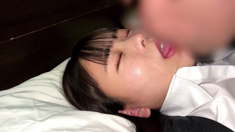 「【素人女子大生】巨乳美少女インターン生が面接官にイラマチオ奉仕する衝撃映像」のサムネイル