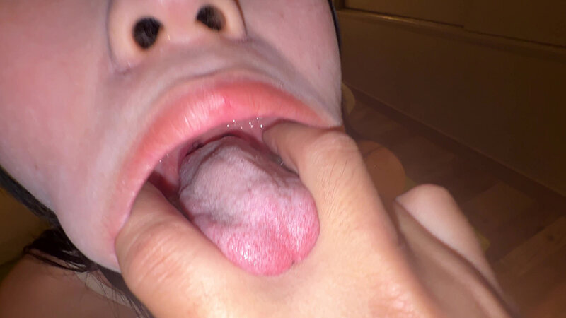 「【七藤優亜】超長舌お姉さんの開口器観察プレイ｜素人個人撮影で魅せる濃厚舌技」のサンプル画像11枚目