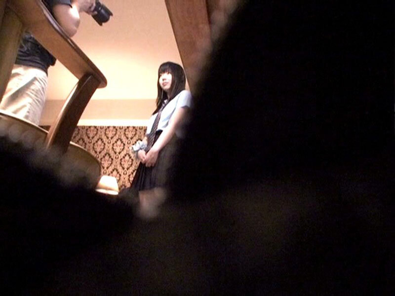 「【素人モデル志望JK】制服女子校生と3P・4Pプレイ！読者モデルを夢見る美少女との複数プレイ体験」のサムネイル