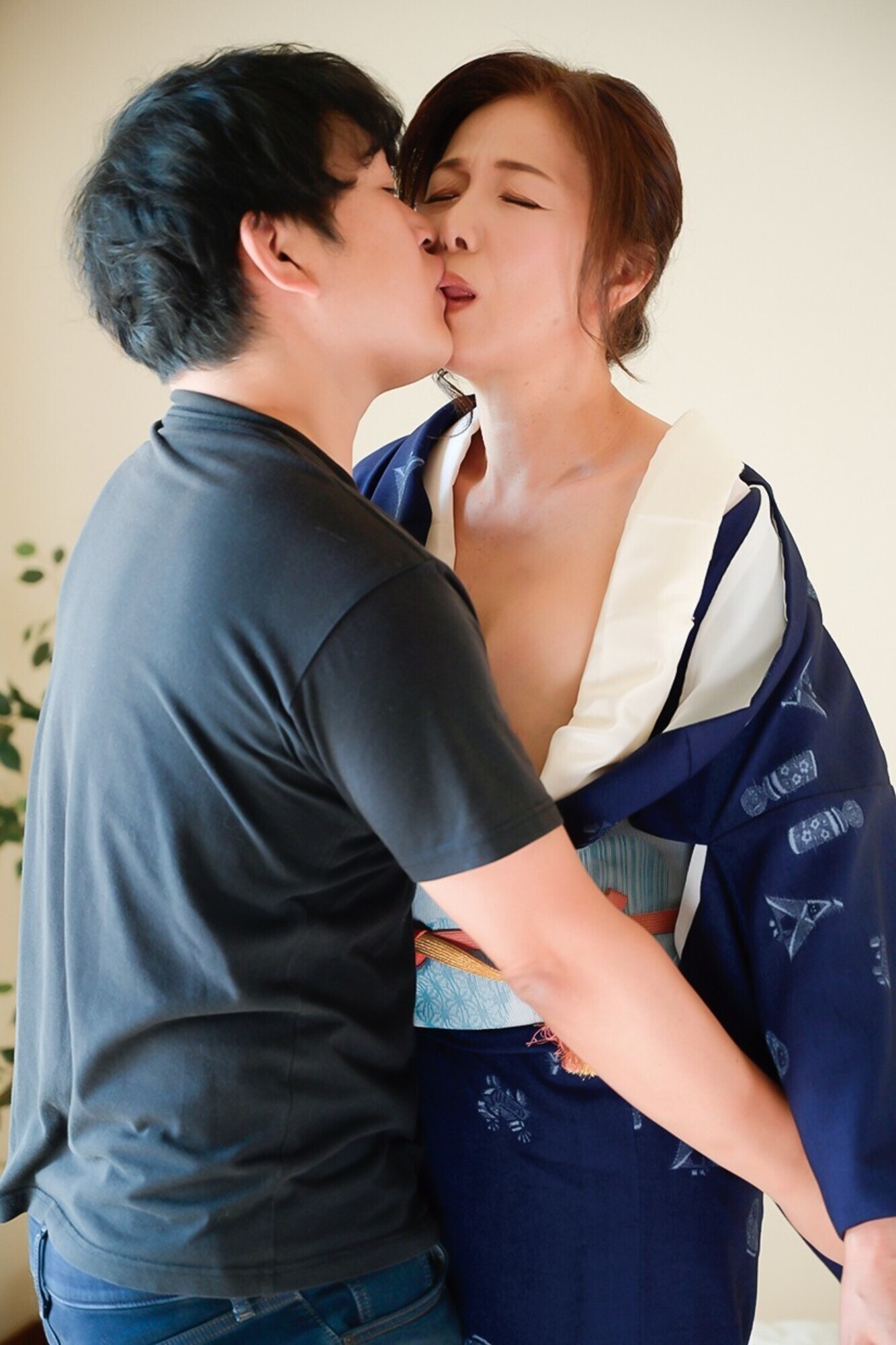 「美しい肢体と美貌が自慢の五十路・六十路熟女に生中出し 2」のサムネイル