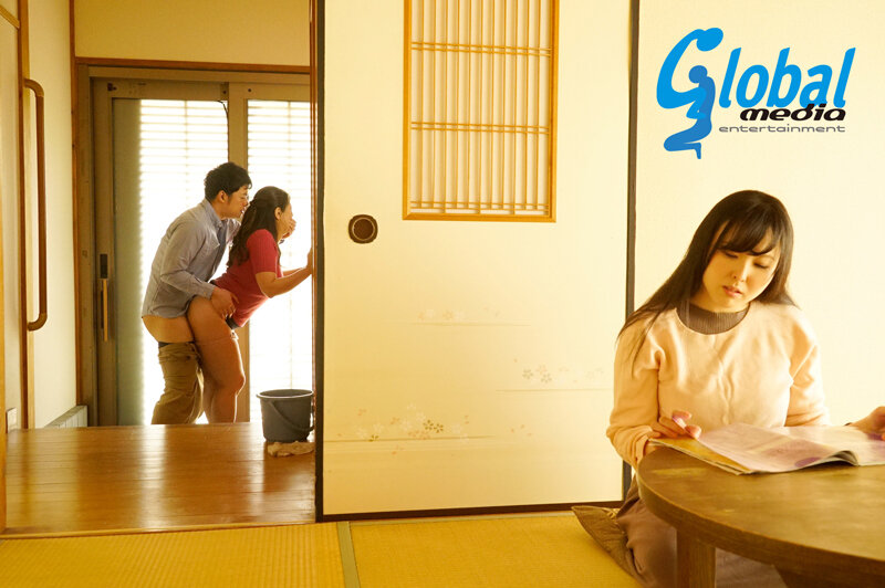 「御子柴美花が魅せる禁断の義母との秘密関係｜熟女人妻が息子の心を奪う背徳愛」のサンプル画像2枚目