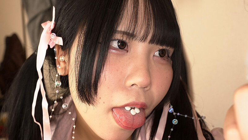 「すずめゆら 制服女子校生が激しい潮吹き責めで恥ずかしい辱めプレイに悶える」のサンプル画像1枚目