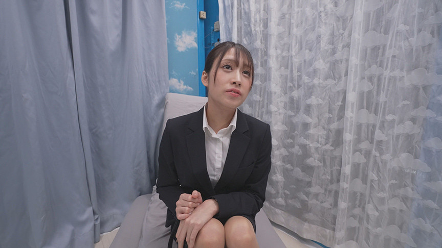 「就活女性がおま○こ丸出しくぱぁ～しながらクリ責め潮吹き我慢面接！剥きでた敏感初心クリトリスにブチュと真空吸引ローターで連続イキ潮噴射が止まらない！！撮って出し！マジックミラー号～こはる編～」のサムネイル