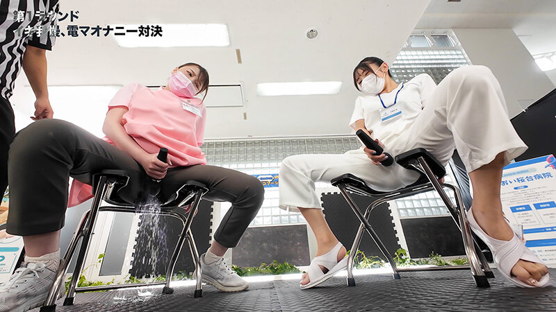 「【小野寺唯・小園ひとみ】ナースがイキ我慢挑戦！電マ＆バイブ責めで潮吹きアクメ【レズビアン】」のサンプル画像2枚目