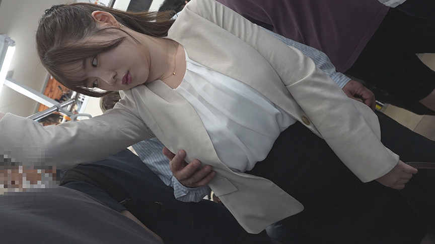 「【素人OL】神乳美女が電車で痴漢被害!敏感乳首を責められ抵抗できない新卒リクルートスーツ女子」のサムネイル