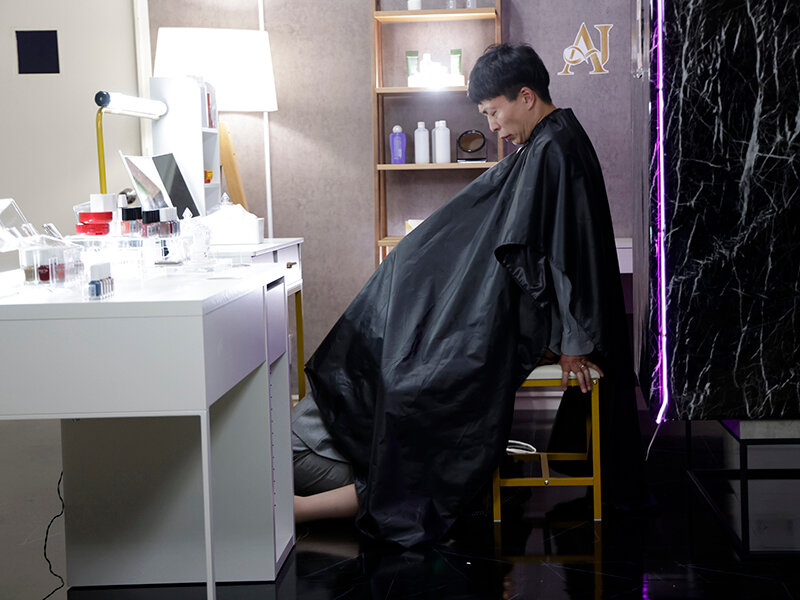 「二羽紗愛 巨乳美容部員の痴女パイズリフェラで中出しNTR！妻の横で不倫寝取られ体験」のサンプル画像2枚目