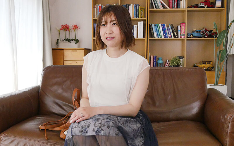 「鮎川万里香が中出し懇願！素人人妻が旦那に内緒で秘めた欲望を解放する衝撃作品」のサンプル画像1枚目