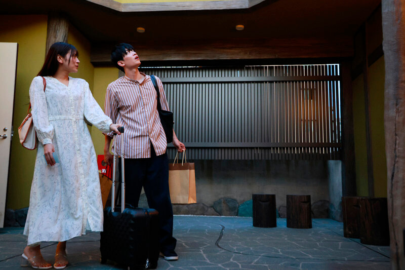 「藤井レイラの巨乳が揺れるカップル密着シーン|話題作『サシカエ。』完全レビュー」のサンプル画像2枚目