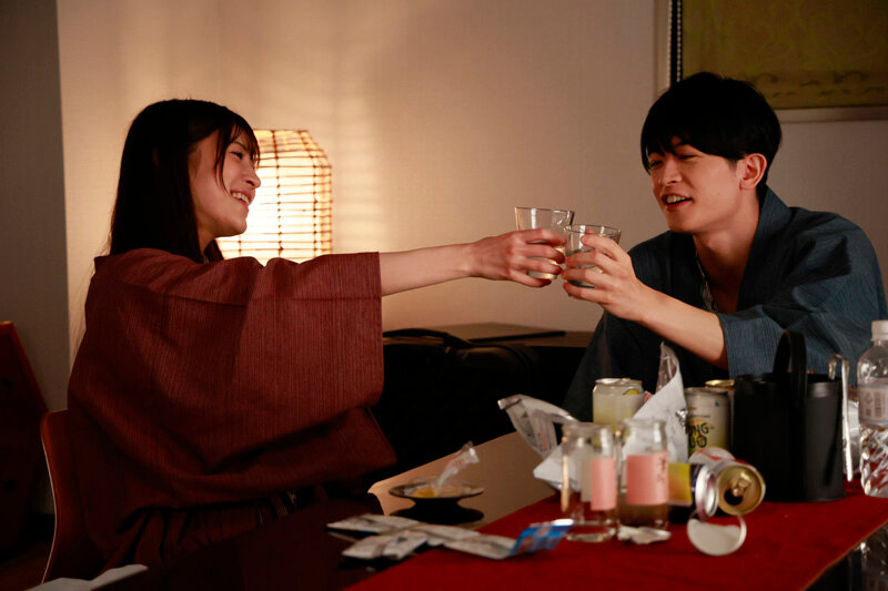 「藤井レイラの巨乳が揺れるカップル密着シーン|話題作『サシカエ。』完全レビュー」のサンプル画像3枚目