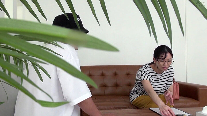 「【素人人妻】巨乳熟女が商店街で口説かれ中出しされる盗撮映像【人妻ナンパ】」のサムネイル