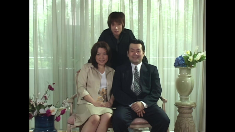 「水原亜紀が魅せる熟女の艶美｜禁断の近親相姦と放尿プレイで興奮必至のAIリマスター作品」のサムネイル