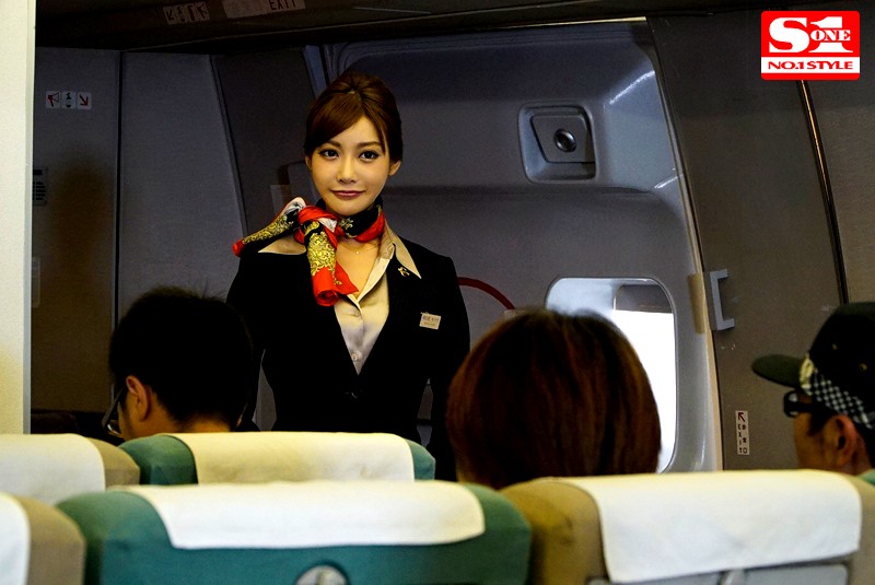 「明日花キララが巨乳キャビンアテンダントに!恥ずかしい辱めプレイでスチュワーデス姿を晒す」のサンプル画像1枚目