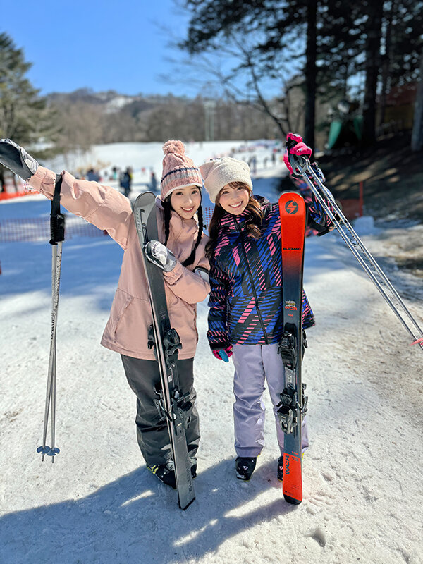 「素人女子大生つむぐ＆みのりのスノボ旅行ハメ撮り映像！春休み雪山で3P乱交パーティー」のサムネイル