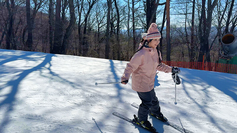 「素人女子大生つむぐ＆みのりのスノボ旅行ハメ撮り映像！春休み雪山で3P乱交パーティー」のサンプル画像3枚目